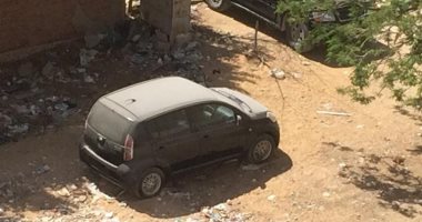 سيارة متروكة بأحد شوارع حدائق الأهرام.. والأهالى يطالبون برفعها