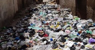 القمامة تسد مدخل شارع كامل فى بلبيس بالشرقية.. صور