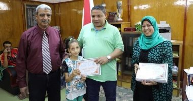 صور.. لأول مرة توزيع جزء عم بلغة الإشارة لطلاب مدرسة الأمل للصم فى الخارجة