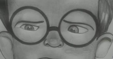 طالبة تبدع فى رسم اللوحات الفنية باستخدام الرصاص والفحم (صور)