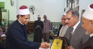 صور .. محافظ أسيوط يكرم 120 من حفظة القرآن الكريم فى مسابقة الشهيد جمال شكر 