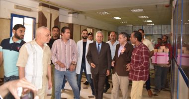 صور.. محافظ مطروح يزور المرضى بالمستشفيات لتهنئتهم بحلول عيد الفطر المبارك