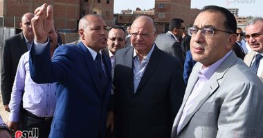 رئيس الوزراء يتفقد محور ترعة الطوارئ وتسكين أهالى العشش العشوائية غير الآمنة