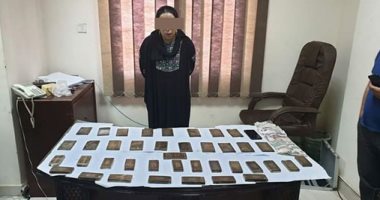 ضبط سيدة بحوزتها 50 فرش حشيش قبل ترويجها على عملائها