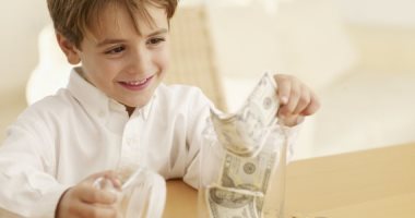 قواعد إتيكيت لازم تعرفها قبل ما يهل العيد.. من تقديم التهانى للعيدية