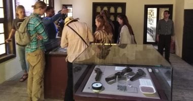 شاهد.. استمرار توافد السائحين الأمريكيين على متحف رشيد الوطنى