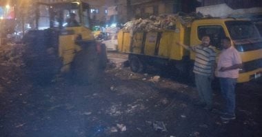 صور .. حملة مسائية لمطاردة نباشين القمامة بشرق الاسكندرية 