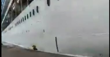 مش عارف يوقفها.. اصطدام باخرة سياحية بمركب ورصيف ميناء فينسيا.. فيديو