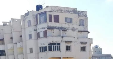 عقار مائل فى سموحة بالإسكندرية والأهالى يستغيثون بإزالته قبل وقوعه