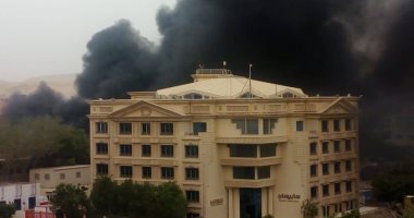 صور.. حريق فى مصنع بزهراء المعادى.. وسيارات الإطفاء تحاول السيطرة على النيران
