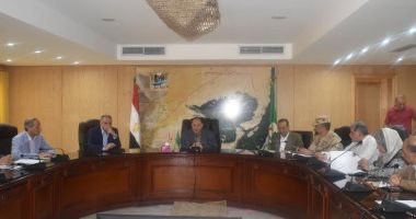 محافظ الفيوم يعقد اجتماعًا لحل مشكلة نقص مياه الشرب ببعض المناطق