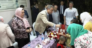 صور.. محافظ سوهاج يشارك الأيتام وذوى الاحتياجات الخاصة إفطارهم
