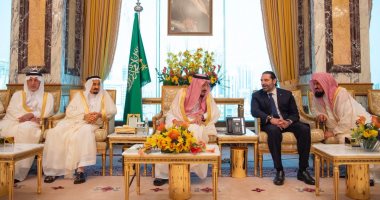 صور.. الملك سلمان يستقبل المهنئين بعيد الفطر المبارك على رأسهم الحريرى