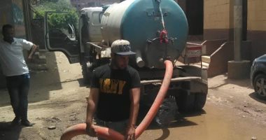 مياه الصرف تغرق شوارع قرية كفر حمزة بالخانكة.. والشركة تدفع بسيارات شفط