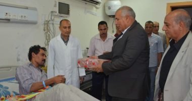 صور محافظ الوادي الجديد يزور مستشفي الخارجة العام ويوزع هدايا العيد على المرضي 