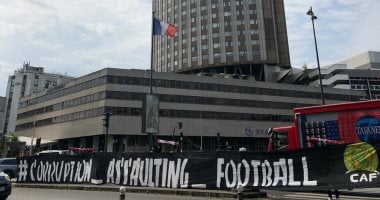 فيديو.. حرب جماهير الترجى والوداد تنتقل إلى مقر اجتماع كاف فى باريس