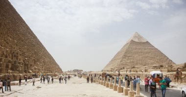 المواطنون يحتفلون بأول أيام عيد الفطر بركوب الحنطور والجمال فى الأهرامات