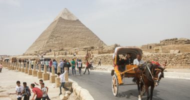 القبض على متسلق الهرم وتسليمه لشرطة السياحة والآثار