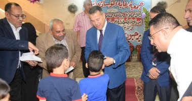صور .. محافظ بنى سويف يوزع العيدية على الأيتام والمسنين فى أول أيام العيد