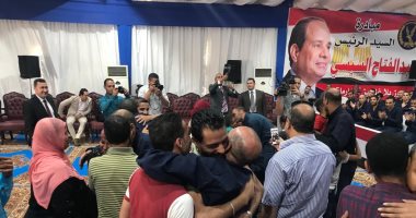 دموع المفرج عنهم وهتاف "بنحبك يا سيسى" أبرز مشاهد العفو عن المسجونين (صور)