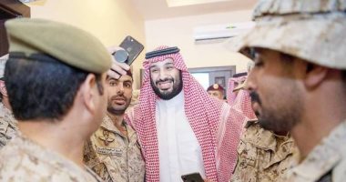 بمناسبة العيد.. ضباط سعوديون يلتقطون سيلفى مع ولى العهد 