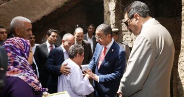 صور.. محافظ سوهاج يشارك أهالى قرية "سعد الله" فرحتهم بالعيد ويوزع الهدايا