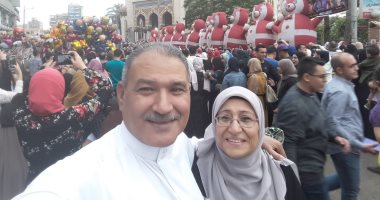 قارئ يشارك بصورة مع زوجته أمام مسجد النصر فى المنصورة بعد صلاة العيد