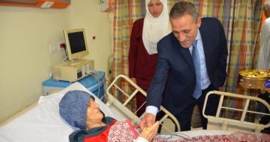 صور.. محافظ الإسماعيلية يطمئن على انتظام العمل بالمستشفى العام