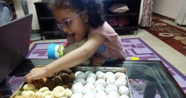صور فرحة العيد .. حضانة تعد "الكحك البيتى" بمشاركة الأطفال