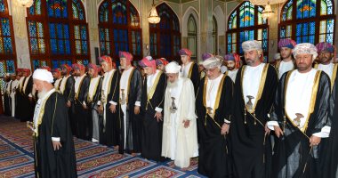 صور.. آلاف المواطنيين والمقيمين يؤدون صلاة عيد الفطر فى سلطنة عمان