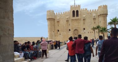 المصريون يتوافدون على قلعة قايتباى بالإسكندرية احتفالا بعيد الفطر.. صور