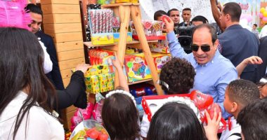 السيسى يوزع الهدايا على أبناء شهداء الجيش والشرطة فى احتفالية العيد.. صور