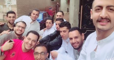 العيد يحب اللمة.. مصطفى يشارك بصور احتفاله بالعيد مع أصدقائه من المنوفية