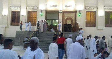 صور..  إقبال المواطنين على الساحات والمساجد لاداء صلاة العيد بأسوان