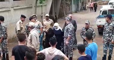 فرحة العيد فرحتين فى "نجريج".. استقبال حار لـ"صلاح" فور وصوله منزله.. نجم ليفربول يلتقى مكتشفه ويهدى تى شيرت الريدز لشقيقه وبعض الشباب.. سيدة عجوز تقدم قصيدة مدح فى محمد صلاح أمام منزله قبل أداء صلاة العيد