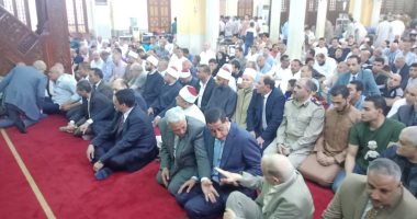محافظ القليوبية يؤدى صلاة عيد الفطر بمسجد ناصر ببنها
