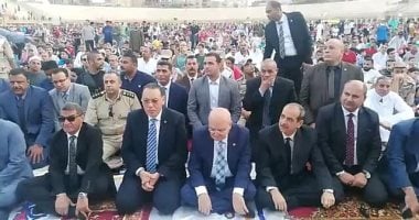 محافظ الشرقية يؤدى صلاة عيد الفطر مع المواطنين باستاد الزقازيق