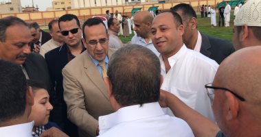 بعد أداء الصلاة.. محافظ شمال سيناء يهنئ الأهالى بعيد الفطر المبارك