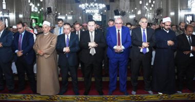 محافظ الإسكندرية يشارك المواطنين صلاة عيد الفطر بمسجد أبو العباس المرسى