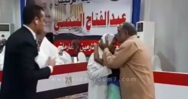 فيديو.. إحدى الغارمات تحتضن طفلها وزوجها: شكرا للرئيس وتحيا مصر