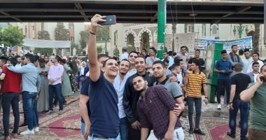 "السيلفى" أبرز مظاهر احتفال المواطنين بعيد الفطر فى أسيوط (صور)
