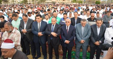 محافظ بورسعيد يشارك الأهالى صلاة العيد وسط أجواء احتفالية بساحة المعمورة