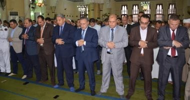 صور.. محافظ الإسماعيلية والقيادات التنفيذية يؤدون صلاة عيد الفطر 