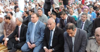 مدير أمن المنوفية والمحافظ يؤديان صلاة عيد الفطر باستاد شبين الكوم.. صور