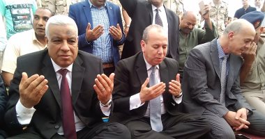محافظ كفر الشيخ يؤدى صلاة العيد ويصافح الأطفال بساحة الاستاد.. صور