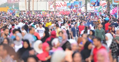 فيديو وصور.. الآلاف يؤدون صلاة عيد الفطر فى القاهرة والجيزة.. الأطفال يتصدرون المشهد بالساحات.. والصور التذكارية والسيلفى أبرز مظاهر الاحتفال.. و"بلالين طايرة" فوق المصلين وتنورة وأراجوز فى مسجد بالزيتون
