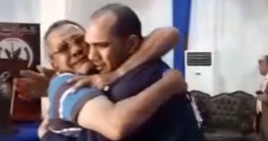 سجين يحتضن والده عقب العفو عنه.. ويؤكد: تحيا مصر والرئيس (فيديو)