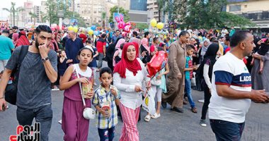 الصور التذكارية والسيلفى أبرز مظاهر الاحتفال بمسجد مصطفى محمود