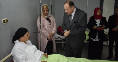 صور.. محافظا الفيوم والبحر الأحمر يهنئان المرضى بالعيد ويوزعان الهدايا عليهم