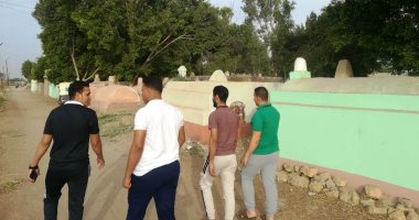 صور.. المئات من أبناء الشرقية يزرون المقابر عقب صلاة عيد الفطر